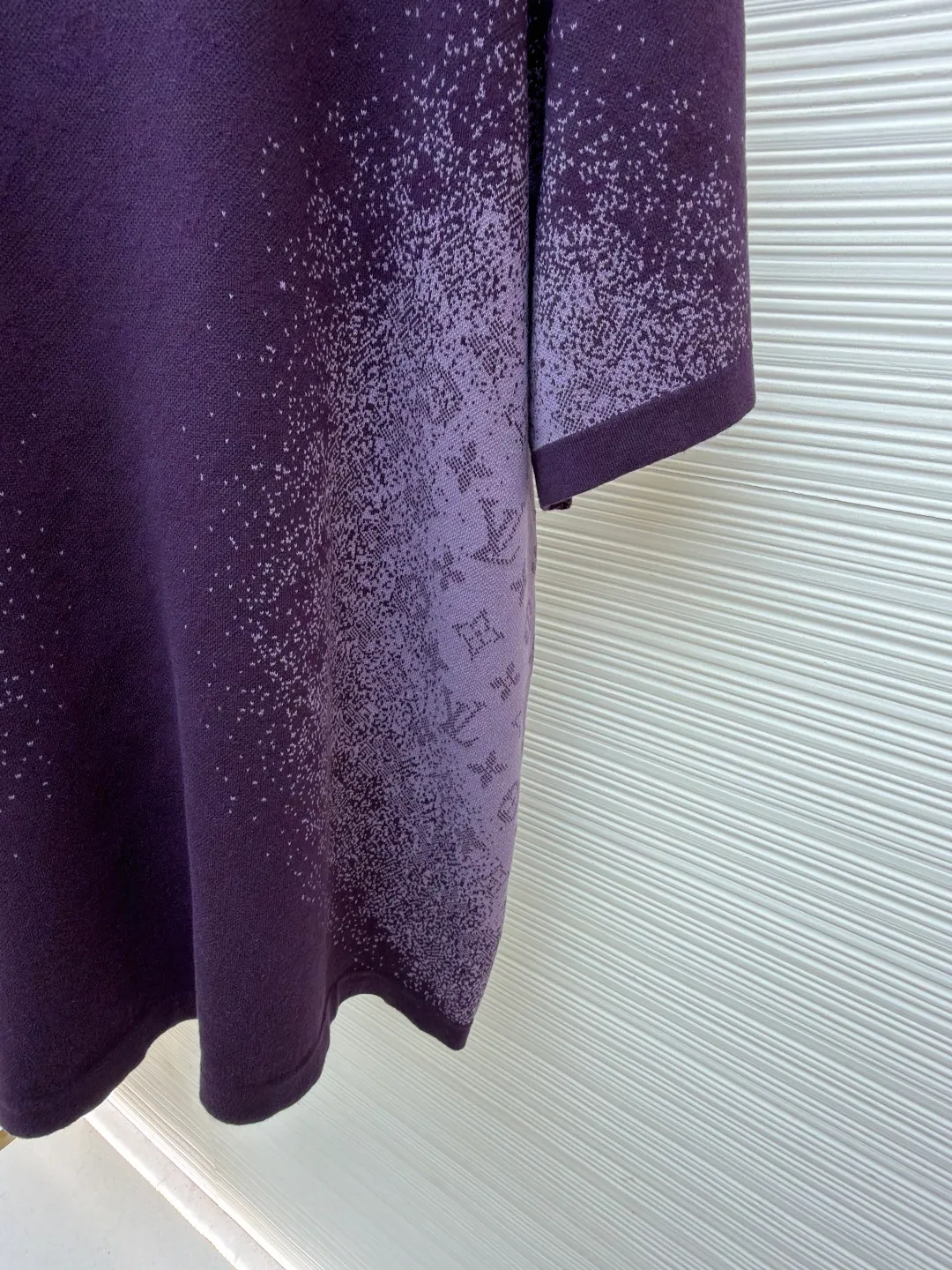 LOUIS VUITTON letter dark pattern jacquard gradient knitted sweater short sleeves ●Original version: purchased and developed for 11300 ●Item number: 1682321-A95 ●Fabric: cotton fabric ●Technology: knitted production ●Color: purple gradient ●Version: fitted version ●Weight: about 485 grams ●Size: S-M-L-XL ●Description: This Louis Vuitton purple knitted short-sleeve is woven with high-count worsted wool blended yarn. A 16-needle fine plain weave base is created by a double needle bed knitting machine to ensure that the fabric is stiff and skin-friendly. The body of the garment uses a gradient inkjet printing process, using digital inkjet printing technology with micron-level precision positioning, to attach purple-toned metallic glitter to the knitted surface in a gradient pattern from dark to light. The glitter particles are treated with high-temperature color fixation, making them resistant to friction and not easy to fall off. The neckline adopts double-layer ribbing process, which is not easy to deform after pre-shrinking treatment. The shoulders are designed with seamless one-piece raglan sleeves to reduce seam friction. The overall cut is a micro-profile off-shoulder version, combined with invisible side slits, which not only ensures wearing comfort, but also presents a high-end three-dimensional wearing effect. Every craft detail is polished in accordance with the brand's strict quality control standards. The overall wiring is straight and delicate, the fabric is comfortable and soft, and the color is consistent without color difference. It can be matched with the same style to create a fashionable look and control various occasions. Customized accessories, complete with three standards, same style for men and women!